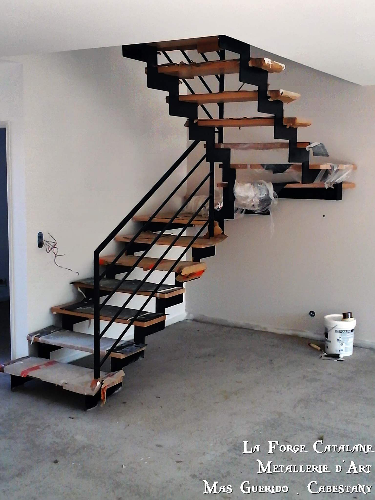 Escalier 2 quart tournant marches bois limons cremaillere forge catalane.jpg